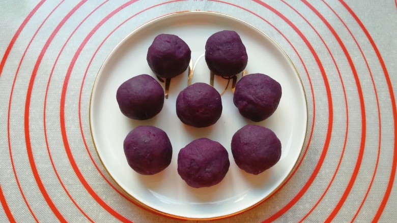 紫薯小餐包,<a style='color:red;display:inline-block;' href='/shicai/ 6364'>紫薯馅</a>分成8份搓圆备用。