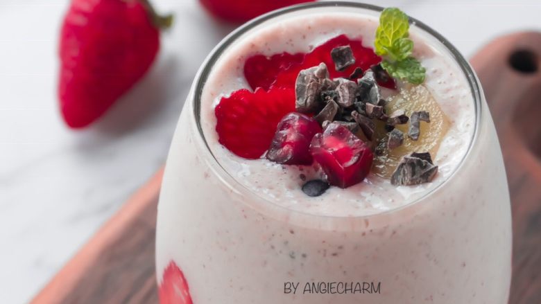 草莓思慕雪,搅拌好后倒入杯子里，杯子可以先用草莓切薄片贴杯壁装饰一下。顶部再装饰些水果，生可可豆碎，薄荷叶等。