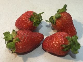 草莓思慕雪,一盒草莓里，挑出六个长得比较不好看的（长得好看的都拿去摆盘用，谁还没有一点点小心机呵呵），洗干净擦干。

