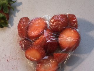 草莓思慕雪,用保鲜膜包裹好。香蕉去皮切段，也用保鲜膜包好。
