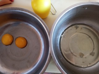 六寸心形戚风,蛋清跟蛋黄分离。分别打入无油无水的盆里