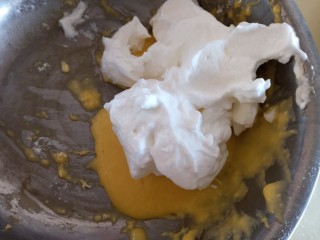 六寸心形戚风,挖一半蛋清糊放入蛋黄糊，用炒菜的方式上下翻拌均匀。不可画圈