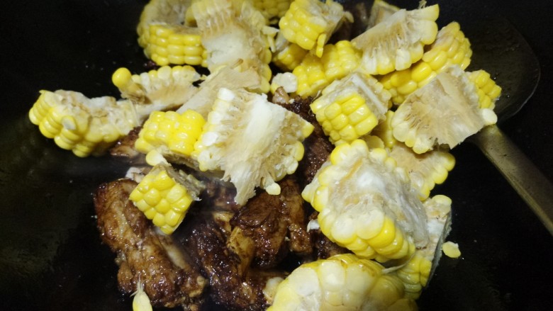 香喷喷排骨炖玉米,然后加入玉米。