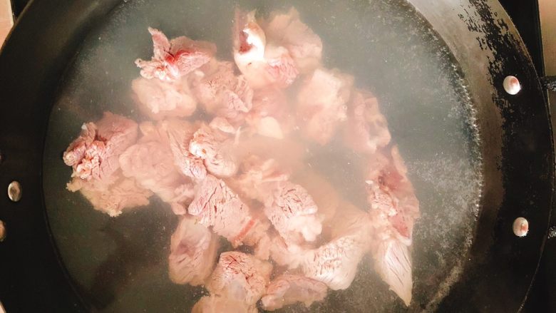 百合鲍鱼排骨汤,锅里烧开水，倒入排骨灼1分钟去血水。