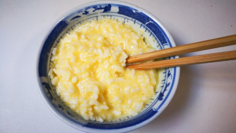 十味  午餐肉黄瓜蛋炒饭,将鸡蛋打散均匀倒入米饭中拌匀