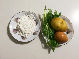 十味  香菜土豆鸡蛋饼,准备好食材：一个土豆，一只鸡蛋，两勺面粉，一棵香菜