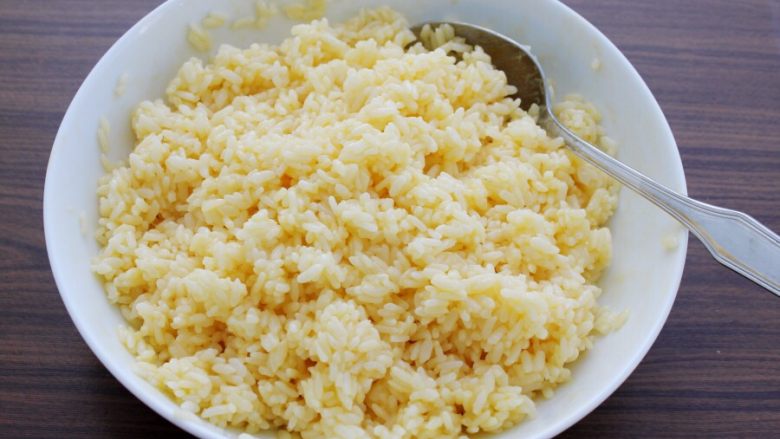 十味 双蛋炒饭,鸡蛋打散与白米饭拌匀。
