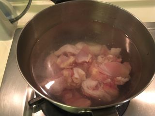 栗子烧鸡,将切好的鸡腿肉放入热水里烫洗一下