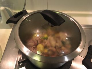栗子烧鸡,盖上锅盖中小火炖煮30分钟，中间开盖翻炒一次