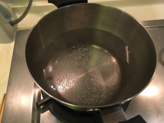 栗子烧鸡,烧一锅水，不用沸腾，手摸稍烫即可（约50度）