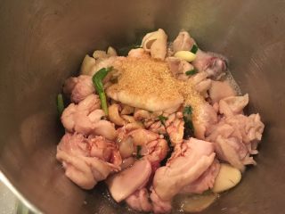 栗子烧鸡,鸡肉稍稍变色时加入酱油、米酒、糖跟盐