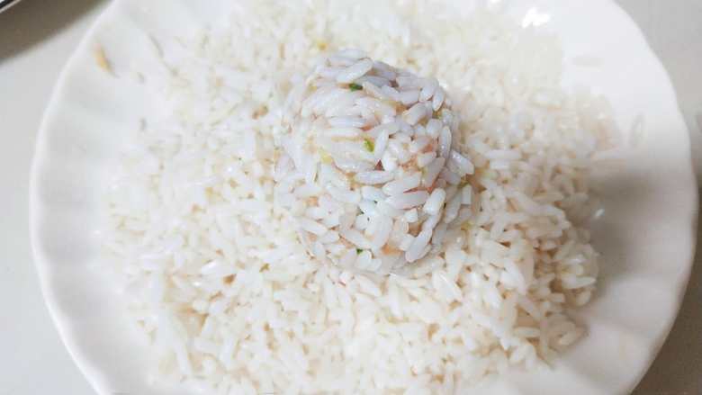 蒸珍珠丸子,轻按让米粒镶进肉丸中。