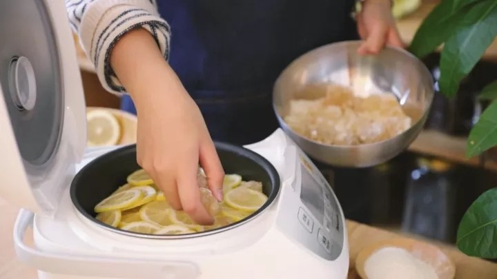 川贝柠檬膏,一般电饭锅都有煲汤的功能，就用这个煲汤功能，把柠檬和冰糖一层一层的放进电饭锅里，最后倒川贝粉