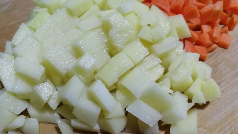 咖喱玉米土豆胡萝卜,同样，土豆也这样切。