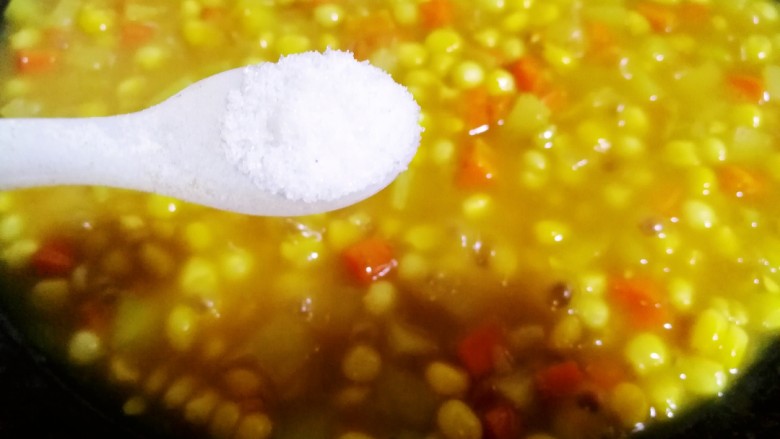 咖喱玉米土豆胡萝卜,待汤汁浓稠后，后放一勺半盐。