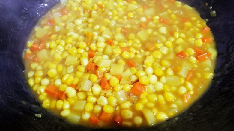 咖喱玉米土豆胡萝卜,翻炒几下，让盐均匀入汤内。