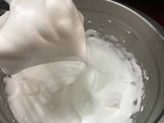 菠菜蛋糕卷,将蛋白取出，加入几滴白醋，分三次加入细砂糖，打发至可以拉出大弯钩的状态。
