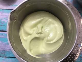 菠菜蛋糕卷,把拌好的面糊倒入剩余的蛋白霜中，继续用翻拌的手法拌均。