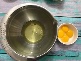 菠菜蛋糕卷,把蛋黄、蛋清分离，蛋清放入无油无水的打蛋盆中，放入冰箱冷藏备用。低筋面粉提前过筛两遍。