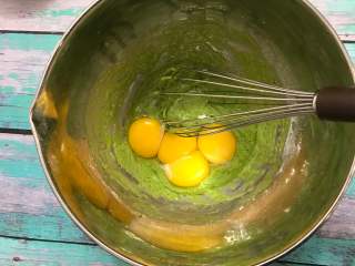 菠菜蛋糕卷,把蛋黄倒入，搅拌成细腻面粉备用。此时预热烤箱150度。