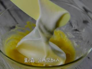 舒芙蕾松饼—这是道不可辜负的美食,蛋白霜分两次加入酸奶蛋黄和低筋面粉搅拌物中，翻拌均匀。