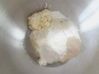 辫子酥粒面包,将除了黄油之外的材料先液体后粉类的顺序放加入厨师机桶中，加入晾凉的烫种（烫种就是水和粉1:1混合无干粉放凉就可以了）