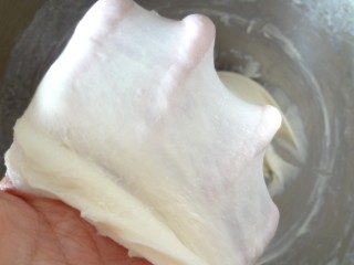 辫子酥粒面包,搅打至出现均匀的薄膜就可以了