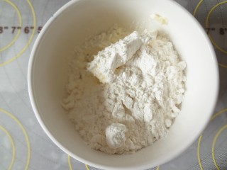 辫子酥粒面包,发酵的时间开始做酥粒，将糖，黄油，面粉称好