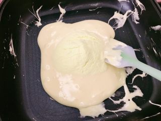 牛轧糖,加入奶粉30g，喜欢甜一点的可以加多点奶粉的。