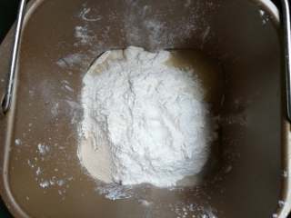 爱心椰蓉面包,放入除了黄油外所有主料分别放入面包机内揉着光滑（盐 酵母 糖分别放一个角落