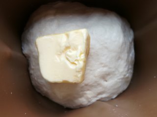 爱心椰蓉面包,面团揉成光滑型能拉出粗膜放入黄油
