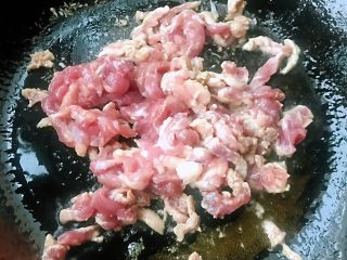 凉拌百财四丝,新鲜的猪肉切成细丝锅中放入少许油加热放入肉丝翻炒