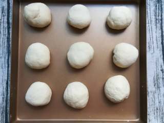爱心椰蓉面包,把发酵好的面团排气，分好50克一个的面团静置片刻