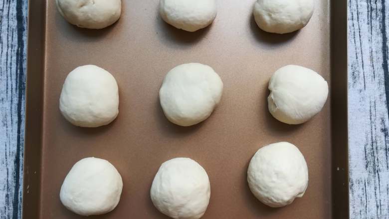 爱心椰蓉面包,把发酵好的面团排气，分好50克一个的面团静置片刻