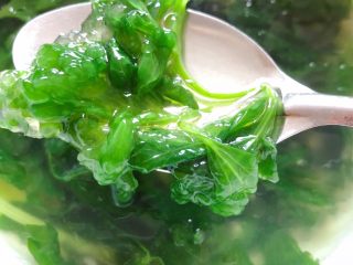 爽滑芹菜叶,煮至表面的淀粉呈透明状即可