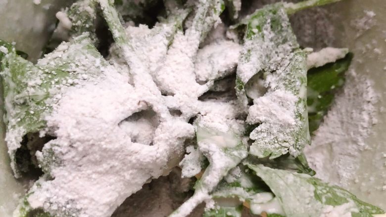 爽滑芹菜叶,加入淀粉搅拌，使每一片叶子都沾上淀粉