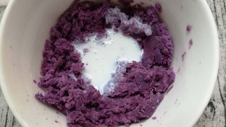 紫薯杯子蛋糕,<a style='color:red;display:inline-block;' href='/shicai/ 2643'>紫薯</a>用勺子压烂加入淡奶油搅拌均匀