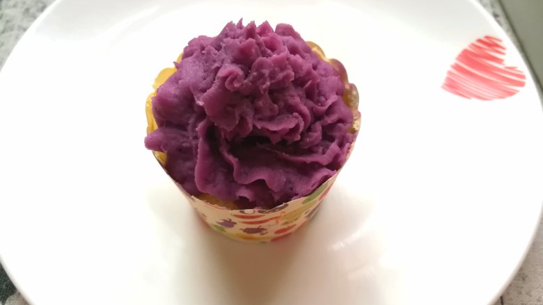 紫薯杯子蛋糕,紫薯放入裱花袋挤在蛋糕\