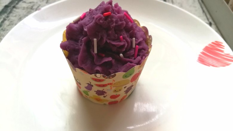 紫薯杯子蛋糕,撒上少许糖做装饰
