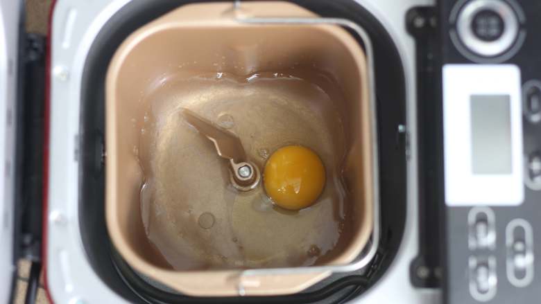 紫色渐变吐司,东菱BM-2400面包机内桶里加入105g清水和一个鸡蛋（去壳后蛋液重54g）