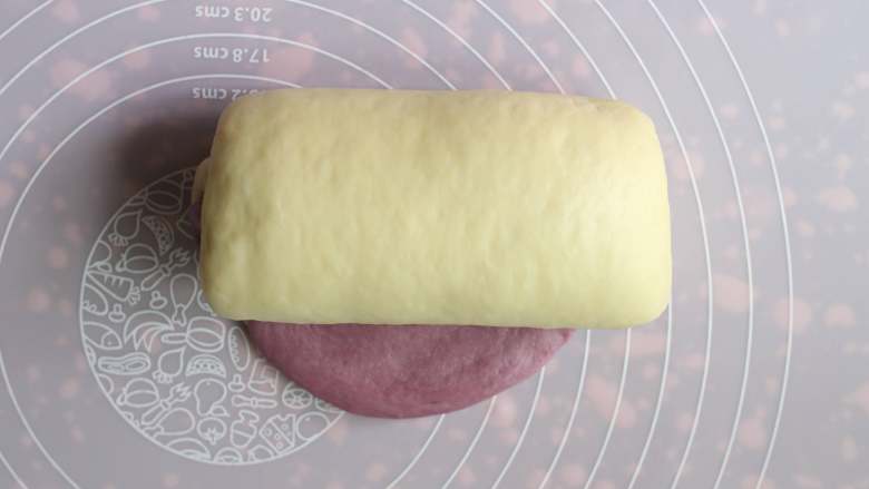 紫色渐变吐司,以叠放整齐的一端为起点，不整齐的另一端压薄为底边，卷起