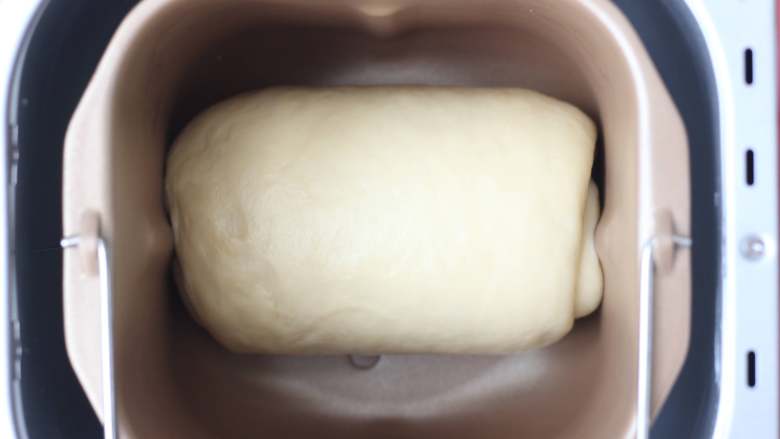 紫色渐变吐司,卷好的面团放入面包机内桶，开启面包机的发酵功能进行二发