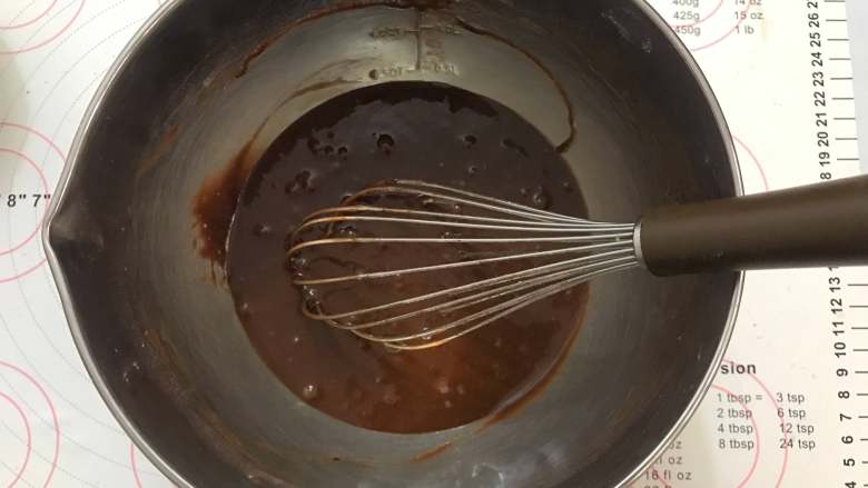 巧克力玛德琳,将巧克力黄油溶液倒入面糊中，搅拌均匀。