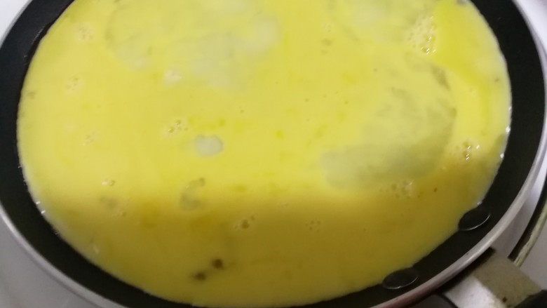 牛肉蒜薹炒蛋条,将鸡蛋。放在放了油的平底儿锅内慢慢煎。