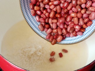 美容养颜佳品  红豆糯米汤圆,浸泡好的糯米与红豆放入大的容器之中。