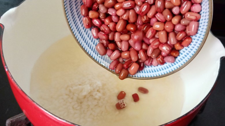 美容养颜佳品  红豆糯米汤圆,浸泡好的糯米与红豆放入大的容器之中。