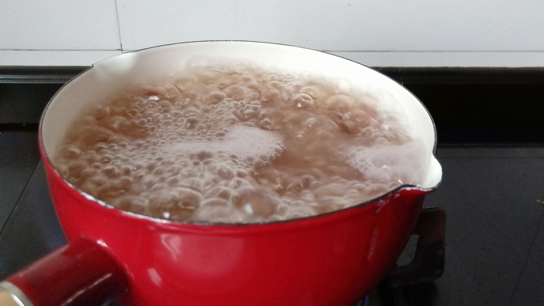 美容养颜佳品  红豆糯米汤圆,中火煮45分钟。