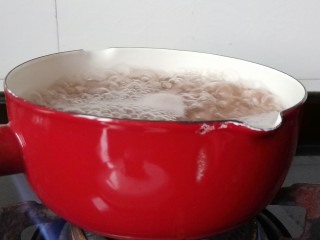 美容养颜佳品  红豆糯米汤圆,煮开后开中火慢慢炖着。想要煮出绵密的红豆汤，需要经过三个熬煮阶段：水开后大火10分钟 。