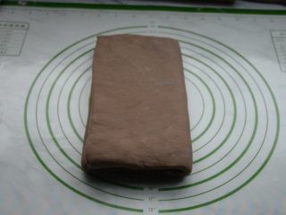 脏脏包,将面片从三分之一处向内折叠，另外一边也向内折叠，完成一次折叠，放入冰箱冷藏松弛15分钟。