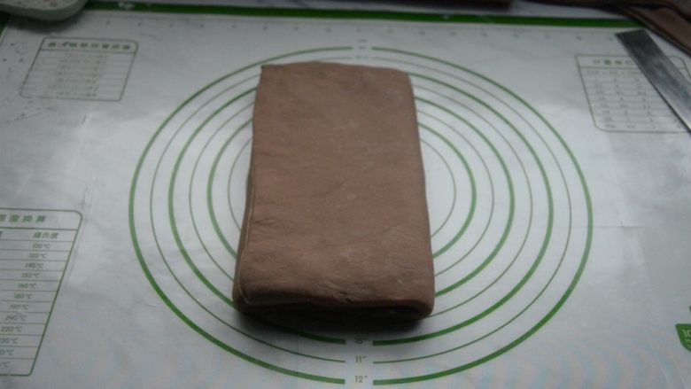 脏脏包,将面片从三分之一处向内折叠，另外一边也向内折叠，完成一次折叠，放入冰箱冷藏松弛15分钟。